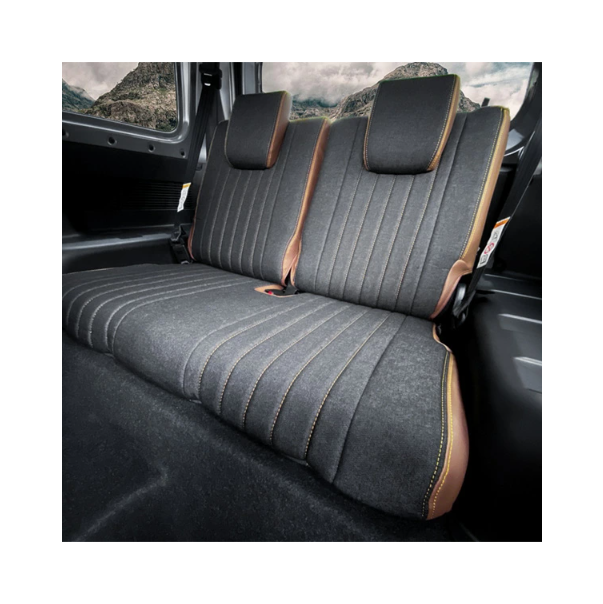 أغطية مقاعد أمامية وخلفية للصف الثاني، مقسمة بنسبة 5:5، مصنوعة من قماش الدنيم الأسود والجلد البني مع خياطة ذهبية، تناسب سيارات سوزوكي جيميني / جيميني سييرا JB64 JB74