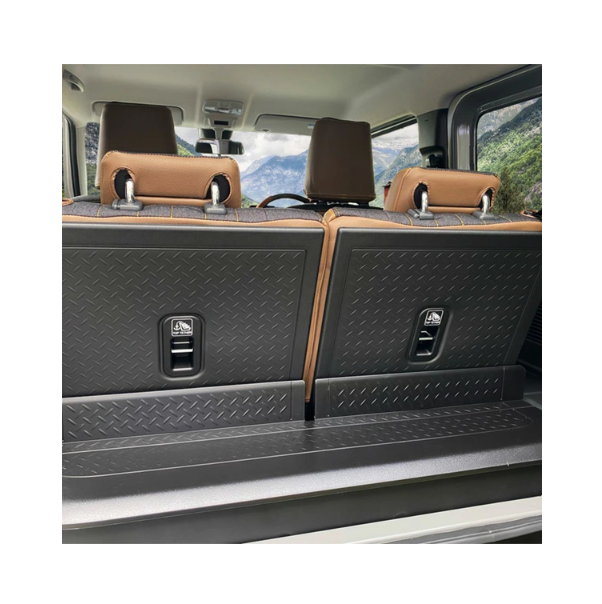 أغطية مقاعد أمامية وخلفية للصف الثاني، مقسمة بنسبة 5:5، مصنوعة من قماش الدنيم الأسود والجلد البني مع خياطة ذهبية، تناسب سيارات سوزوكي جيميني / جيميني سييرا JB64 JB74