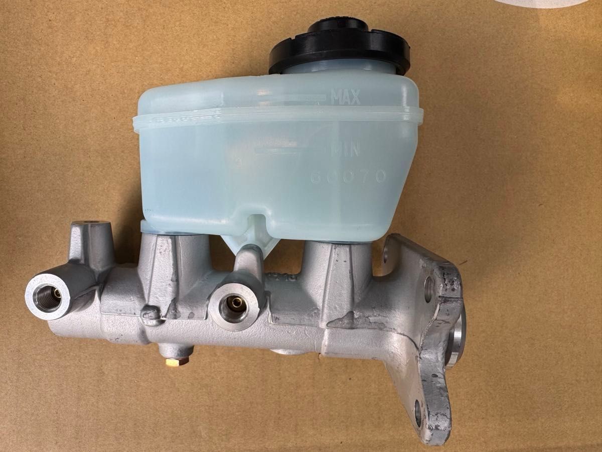 Genuine Toyota Brake Master Cylinder Assembly 47201-60511 for Land Cruiser 70 Series
