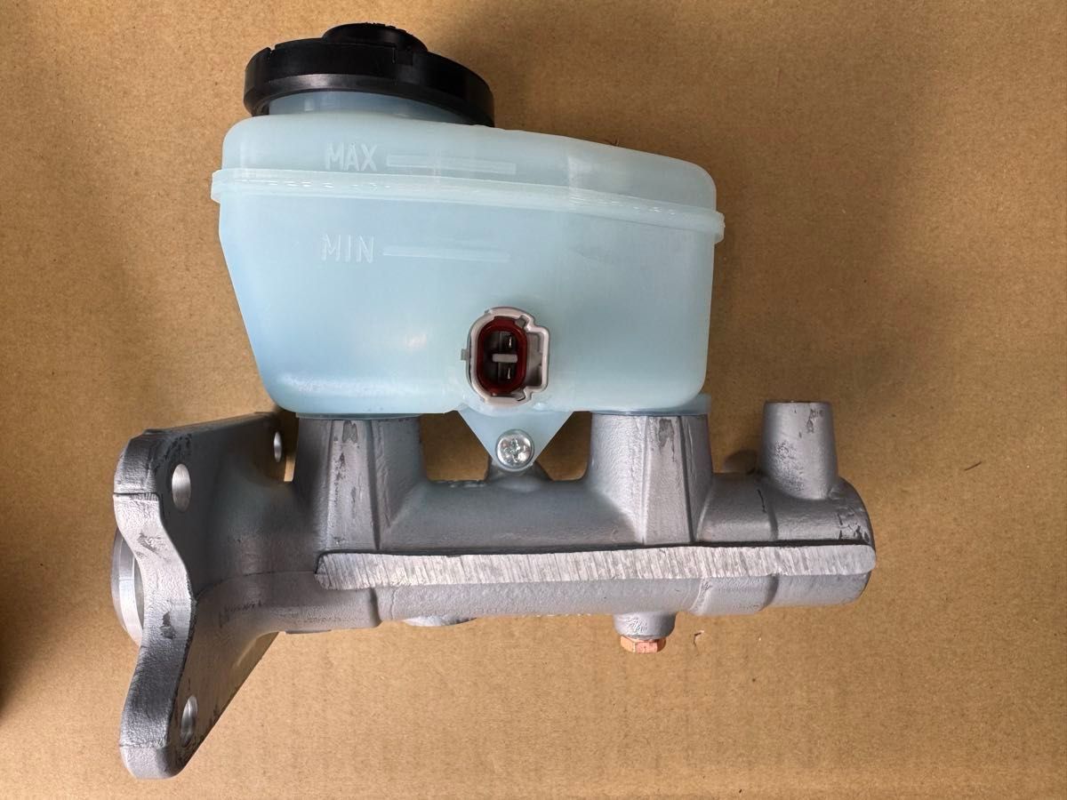 Genuine Toyota Brake Master Cylinder Assembly 47201-60511 for Land Cruiser 70 Series